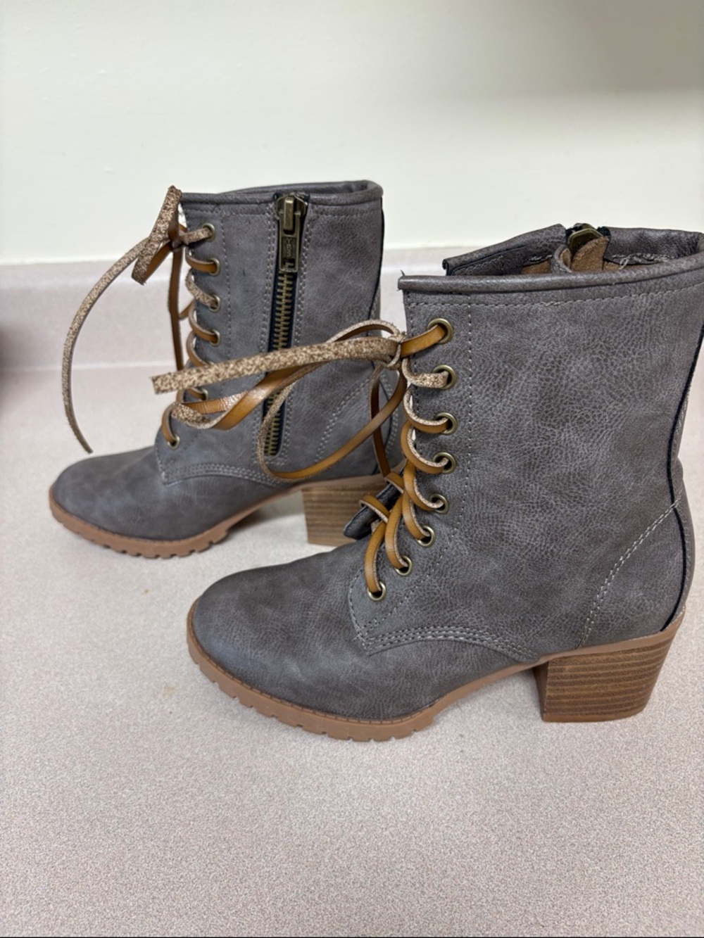 Women’s Gray Lace-Up Ankle Boots with Brown Accents - Picture 4 of 6